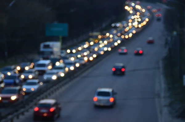 Akşamları kalabalık otoyolda hareket halindeki arabalarla şehir bulanıklaşır.