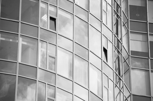 Architekturaufnahme Hausfassade Mit Fenstern Schwarz Weiß — Stockfoto