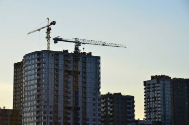 Vinçli inşaat alanı manzarası