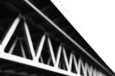 Şehirdeki köprü inşaatının manzarası