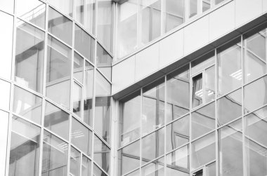 Mimari çekim, pencereli bina cephesi, siyah beyaz