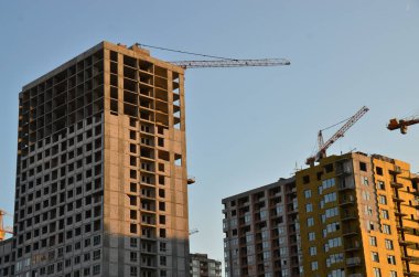 Vinçli inşaat alanı manzarası