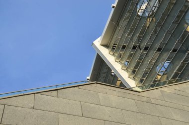 Mavi gökyüzü ile modern mimariye bakış