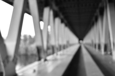 Şehirdeki köprü inşaatının manzarası