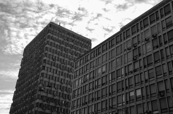Építészeti Felvétel Épületek Homlokzatok Ablakokkal Fekete Fehér — Stock Fotó