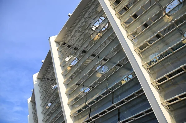 Blick Auf Moderne Architektur Mit Blauem Himmel — Stockfoto