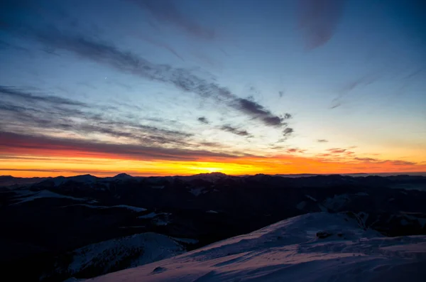 Blick Auf Die Schneebedeckten Berge Unter Wolkenverhangenem Sonnenuntergang — Stockfoto
