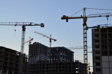 Vinçli inşaat alanı manzarası