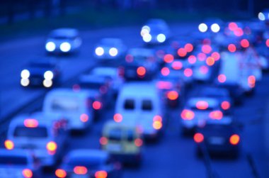 Akşamları kalabalık otoyolda hareket halindeki arabalarla şehir bulanıklaşır.