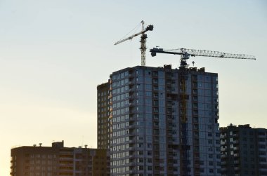 Vinçli inşaat alanı manzarası