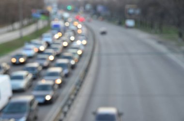 Akşamları kalabalık otoyolda hareket halindeki arabalarla şehir bulanıklaşır.