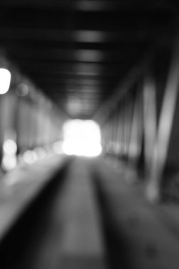 Şehirdeki köprü inşaatının manzarası