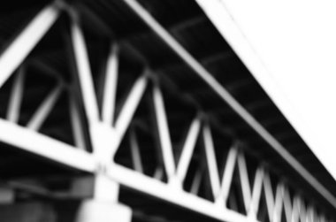 Şehirdeki köprü inşaatının manzarası