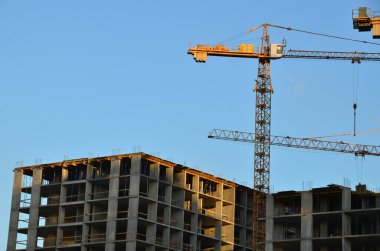 Vinçli inşaat alanı manzarası