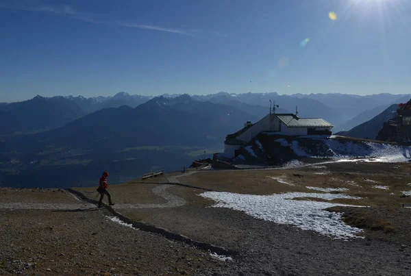 Vista Panorâmica Paisagem Montanhosa Pitoresca Com Homem Caminhando — Fotografia de Stock