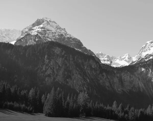 Alppimaisema Kauniit Vuoret — kuvapankkivalokuva