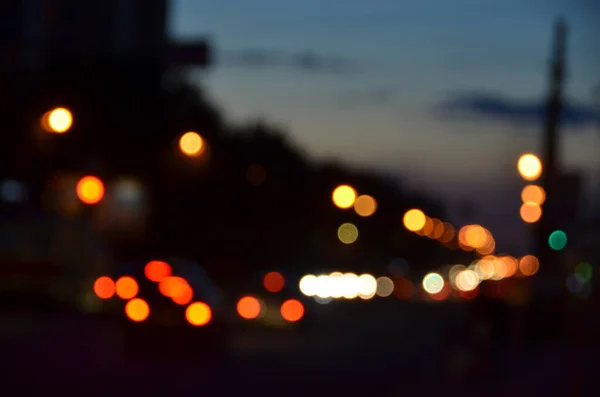 밤에는 도시의 추상적 배경을 흐릿하게 비추었다 — 스톡 사진