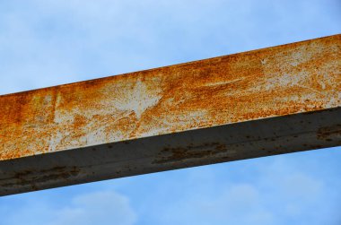 Eski metal bina, demir yapı.