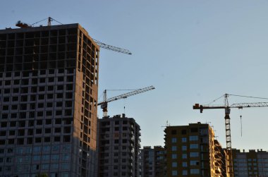 Vinçli inşaat alanı manzarası