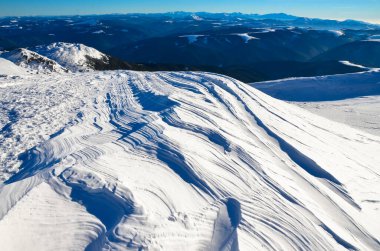 Karlı dağların kış manzarası, doğa arka planı