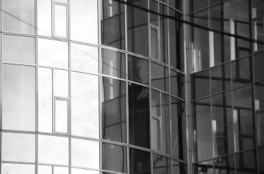 Mimari çekim, pencereli bina cephesi, siyah beyaz