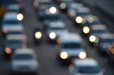 Akşamları kalabalık otoyolda hareket halindeki arabalarla şehir bulanıklaşır.