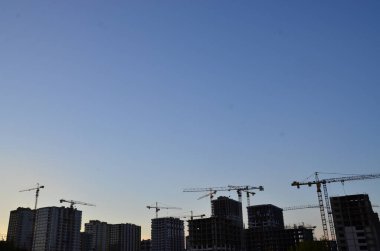 Vinçli inşaat alanı manzarası