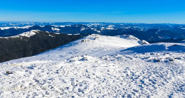 青空の下での雪に覆われた山々の眺め — ストック写真