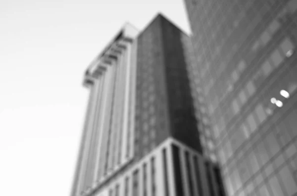 Ujęcie Architektoniczne Fasada Budynku Oknami Czerń Biel — Zdjęcie stockowe
