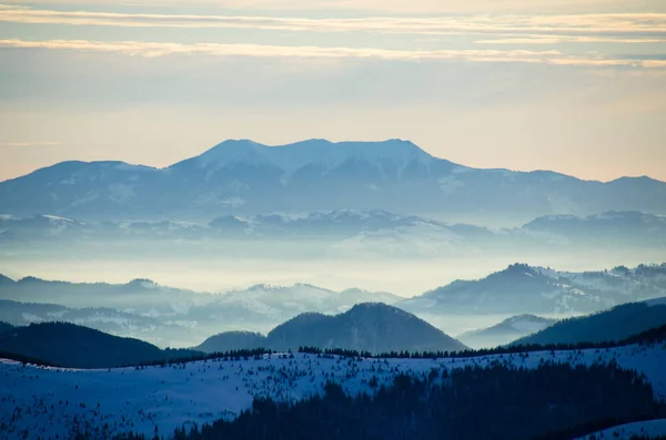 青空の下での雪に覆われた山々の眺め — ストック写真