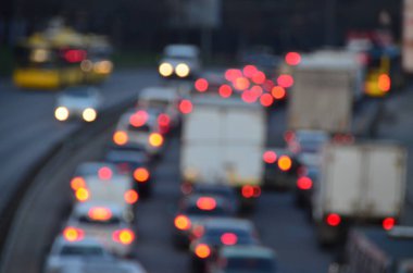 Akşamları kalabalık otoyolda hareket halindeki arabalarla şehir bulanıklaşır.