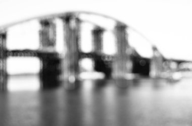 Şehirdeki köprü inşaatının manzarası