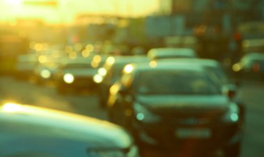 Şehirdeki yol trafiğinin bulanık görüntüsü