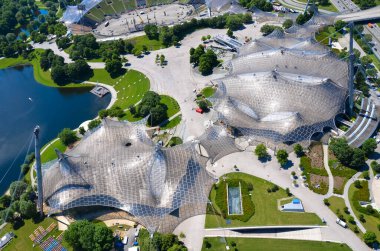 Modern şehir, yeşillik ve mimarinin havadan görünüşü