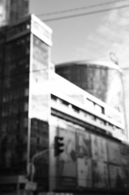 Mimari çekim, pencereli bina cephesi, siyah beyaz