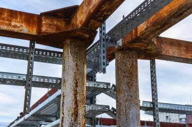 Eski metal bina, demir yapı.