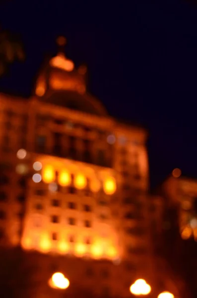 Colpo Sfocato Edificio Stradale Illuminato Notte — Foto Stock