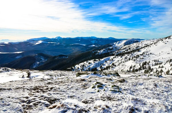 Snowcapped Montanhas Vista Sob Azul Céu Nublado — Fotografia de Stock