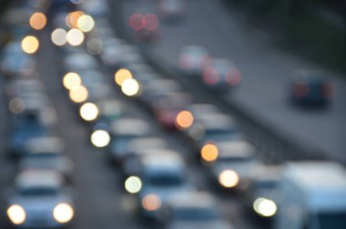 Akşamları kalabalık otoyolda hareket halindeki arabalarla şehir bulanıklaşır.