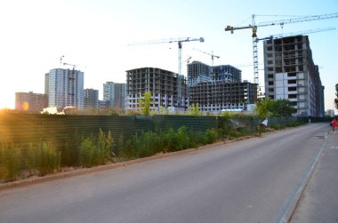 Vinçli inşaat alanı manzarası