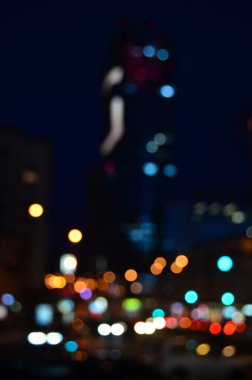 Sokak binalarının ve karayolu trafiğinin odaklanmış görüntüsü gece aydınlandı