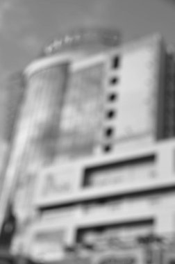 Mimari çekim, pencereli bina cephesi, siyah beyaz