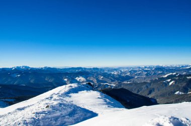 Karlı dağların kış manzarası, doğa arka planı