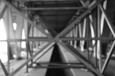 Şehirdeki köprü inşaatının manzarası