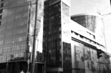 Mimari çekim, pencereli bina cephesi, siyah beyaz