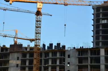 Vinçli inşaat alanı manzarası