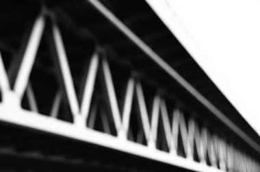 Şehirdeki köprü inşaatının manzarası