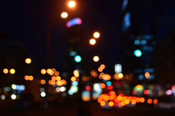 Defokussierte Aufnahme Von Straßengebäuden Und Nachts Beleuchtetem Straßenverkehr — Stockfoto