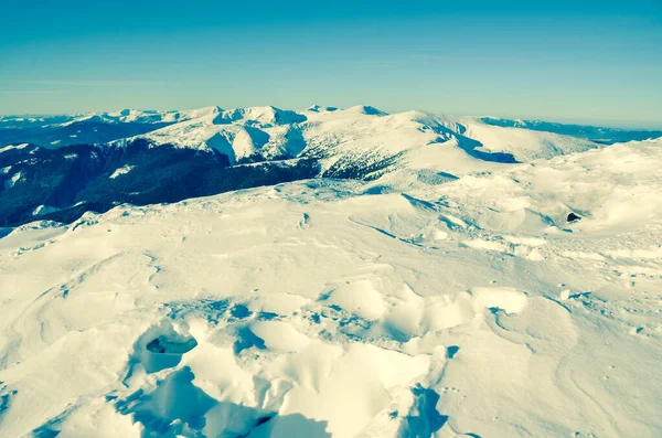 Blick Auf Die Schneebedeckten Berge Unter Blauem Bewölkten Himmel — Stockfoto