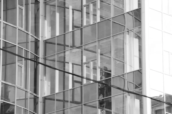 Tiro Arquitetônico Fachada Edifício Com Janelas Preto Branco — Fotografia de Stock